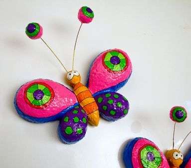 Hauskoja perhosia valmistetaan papier-mâchésta. Kun sinulla on enemmän kokemusta, sinun ei tarvitse käyttää valmiita lomakkeita.