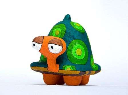 Ainutlaatuisen papier-mâché -hahmon valmistamiseksi voit käyttää erilaisia ​​käsillä olevia materiaaleja. Jos esimerkiksi otat munat ja teet niistä muodon, voit saada alkuperäisiä käsitöitä.