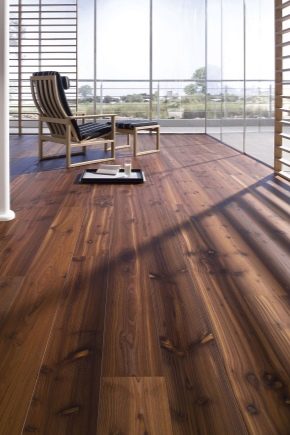 لوح باركيه من الخشب الصلب في الداخل