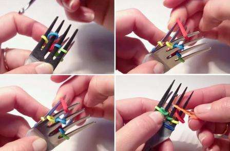 Το πέμπτο λάστιχο ρίχνεται πάνω σε δύο αντίθετα ακροφύσια. Τρία ακόμη λάστιχα ρίχνονται πάνω από ένα πιρούνι, αρπάζοντας δύο σκελίδες