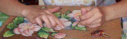 Όταν κατακτήσετε τα βασικά, μπορείτε να ξεκινήσετε να φτιάχνετε έναν πίνακα υψηλότερης πολυπλοκότητας. Για να σχεδιάσετε τα περιγράμματα, μπορείτε να κόψετε ένα όμορφο κενό από χαρτοπετσέτες, για παράδειγμα, ανθοσυνθέσεις. Μεταφέρετέ τα όχι σε χαρτί, αλλά σε μοριοσανίδες και περιγράψτε τα περιγράμματα. Μετά από αυτό, μπορείτε να αρχίσετε να διακοσμείτε την εικόνα με μαστίγια.