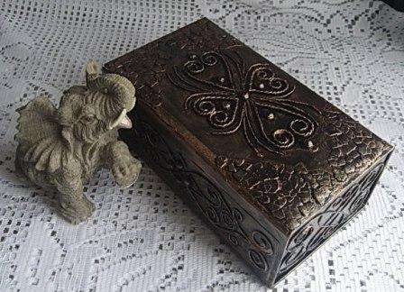 Πολλοί έχουν ξεχάσει τη λειτουργικότητα των κουτιών. Αυτά τα αντικείμενα θα σας βοηθήσουν να διατηρήσετε τα κοσμήματά σας και άλλα μικροπράγματα τακτοποιημένα.