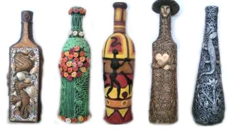 Μην ξεχνάτε τα μπουκάλια. Μπορούν να χρησιμοποιηθούν ως δημιουργικό αναμνηστικό και να διακοσμήσουν οποιοδήποτε ράφι ή ανοιχτό ράφι.