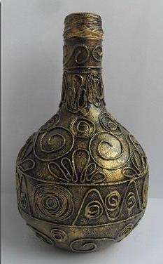 Δεν είναι απαραίτητο να διακοσμήσετε άδεια μπουκάλια. Προσπαθήστε να μεταμορφώσετε το πλήρες και να το παρουσιάσετε ως δώρο για μια εκδήλωση.