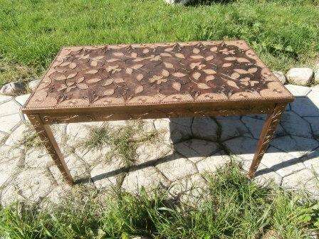 Με τη βοήθεια της τεχνικής Pape-Art, μπορείτε να διακοσμήσετε οποιαδήποτε επιφάνεια. Ακόμα και τα παλιά έπιπλα θα μετατραπούν σε πολυτελή. Δώστε μια δεύτερη ζωή στο τραπέζι σας.