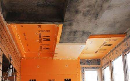 I sammenligning med polystyren og andre (lignende egenskaber) isoleringsmaterialer til loftet har penoplex sine fordele. Penoplex falder ikke sammen i et fugtigt miljø. Materialet spredes ikke