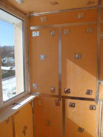 Dette isoleringsmateriale har 2 installationsmetoder. I det første tilfælde er penoplex monteret uden for rummet, og i den anden version installeres materialet indefra. Når den er monteret eksternt, er den uk