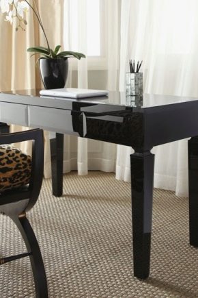 مكاتب الكتابة الداكنة في الداخل