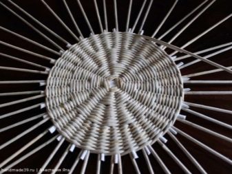 Kutominen koreja ja muita sisustuselementtejä sanomalehtiputkista: mestarikurssit, video -ohjeet