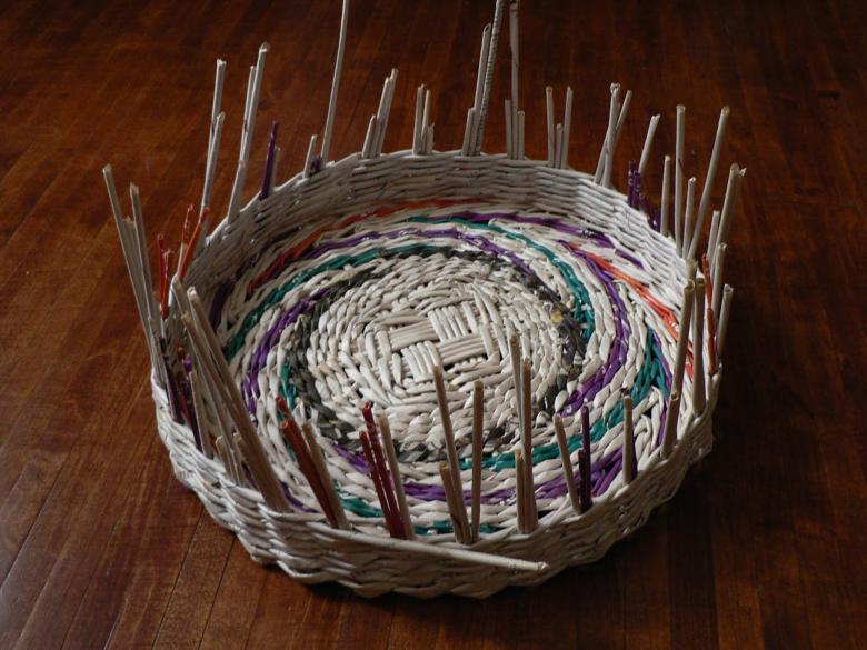 Kutominen koreja ja muita sisustuselementtejä sanomalehtiputkista: mestarikurssit, video -ohjeet