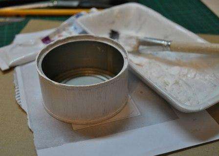 Vi begynder vores kreative arbejde med krukken ved at grundbehandle den med hvid akrylmaling.