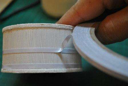 Det skal limes med to strimler. Afstanden mellem striberne skal være lidt mindre end vores åbnede blonder