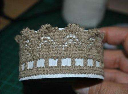 Vi har fleecestrimler næste gang! Til at begynde med tager vi den strimmel, der er 6 cm høj. Vi snor fleecen meget tæt til en rulle