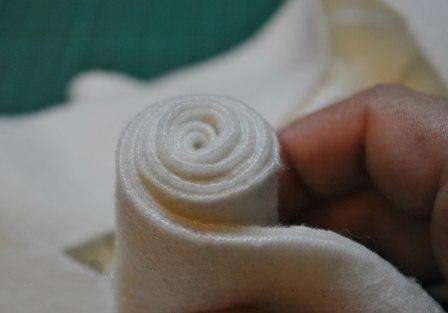 Påfør et lag lim på bunden af ​​krukken med en spiral