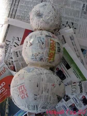 Valikoima uudenvuoden käsitöitä aaltopaperista aallotetusta paperista valmistetut jouluaskartelut