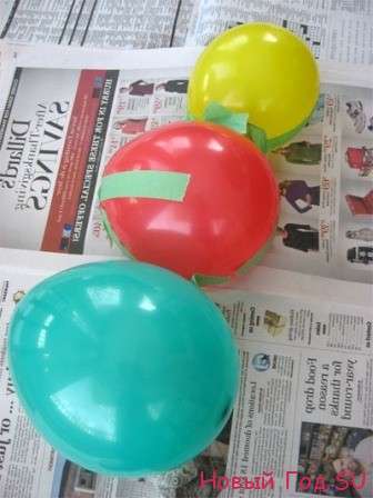 Valikoima uudenvuoden käsitöitä aaltopaperista Uudenvuoden käsityöt aaltopahvin mestarikurssilta