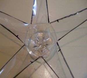 Katkaise pullon kaula ja leikkaa terät kuvan osoittamalla tavalla. On toivottavaa, että terät ovat kaikki samankokoisia. Terät on leikattava niin, että pohjaan jää noin 2-3 cm.