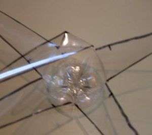 Jokainen terä on taivutettava pohjasta noin 45 asteen kulmassa. Tee reikä keskelle kiinnittääksesi kääntöpöydän.