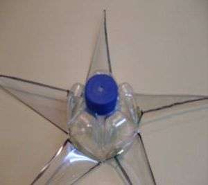 Sulje reikä ulkopuolelta korkilla, joka voidaan liimata liimapistoolilla. Kiinnitä kääntöpöytä tukeen ja aseta se johonkin purkkiin.