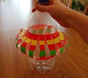 Paina nyt pulloa alaspäin niin, että viillot muuttuvat kuperaksi. Jokainen leikkaus on taivutettava puoliksi keskeltä.