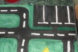 Whatman -paperi toimii kaupunki- ja esikaupunkialueena, joten maalaa se vihreäksi - se on ruohoa, maalaa järvi sinisellä tai sinisellä maalilla ja asfalttiradat harmaalla. Ja kun laitamme talot, on mahdollista piirtää t