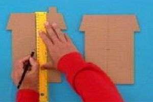 Jos haluat tehdä monikerroksisia rakennuksia, leikkaa aihioita pahvilaatikoista. Yhdelle talolle sinun on tehtävä kaksi identtistä aihiota.