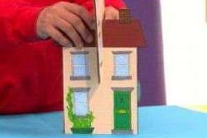 Kun maalit ovat kuivia, aseta aihiot toisiinsa ja talosi pysyy vakaana. Koostumukselle 