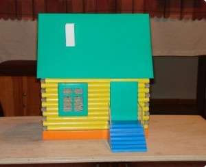 Kun tukit ovat valmiita, asetamme niistä mökin. Laitoimme kaksi taitettua paperia toisiaan vastapäätä vetäytymällä kustakin reunasta puoli senttimetriä