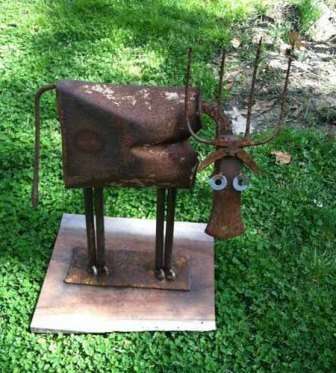 O chute nie je sporu, takže pre niekoho sú remeslá vyrobené zo starých materiálov letnej chaty odpadky, ale pre niekoho - umelecké dielo. Vtipné teľa môžete urobiť z hrdzavého vozíka a vidly.