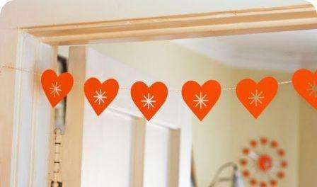 Η απλούστερη εκδοχή μιας γιρλάντας είναι να κόψετε τις συνηθισμένες καρδιές από χοντρό χαρτί και να περάσετε ένα νήμα μέσα από αυτές. Μπορείτε να βάψετε ή να κόψετε μοτίβα στις ίδιες τις καρδιές για να κάνετε τη γιρλάντα πρωτότυπη.