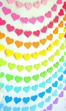 Μπορείτε να φτιάξετε γρήγορα μια γιρλάντα αν κόψετε πολλές χρωματιστές καρδιές και, στη συνέχεια, απλώς τις συρράψετε σε μια ραπτομηχανή.