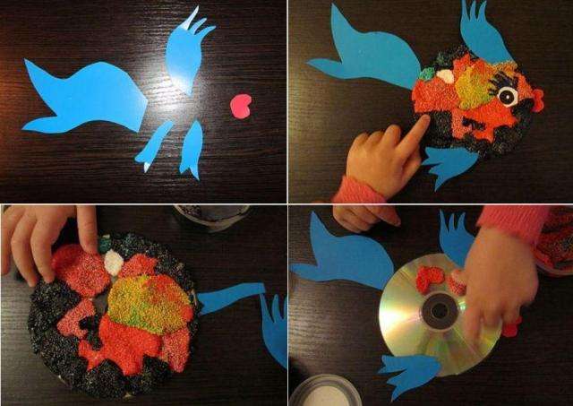 Plutva, hlava a ďalšie časti ryby sú vyrezané z farebnej lepenky. Váhy sú na disk prilepené plastelínou