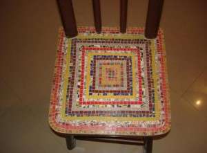 Disky začneme krájať na kúsky. Predbežne vyčistite povrch stoličky. Potom sa začne lepenie kúskov na povrch stoličky.