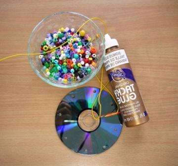 Teraz musíte drôt otočiť cez všetky otvory.