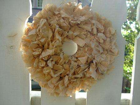 Papier je nastrihaný na rôzne kúsky a jednoducho prilepený na kotúč.