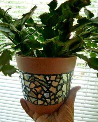 Zdobenie kvetináča pomocou diskov CD