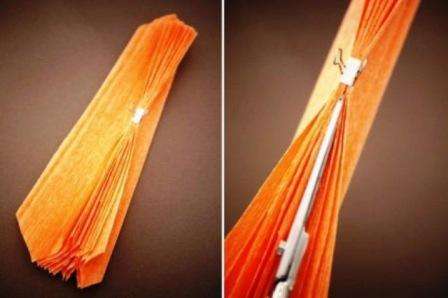 Kun olet lyhentänyt jokaista lehteä, leikkaa se pois jokaisesta reunasta niin, että reunat ovat hieman terävät. Ota sitten paperiliittimet ja merkitse jokaisen harmonikan keskiosa.