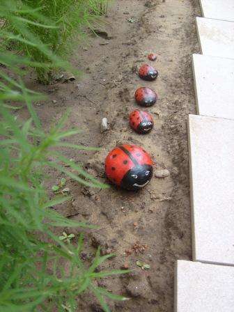 باستخدام الطلاء الأحمر والأسود ، يمكنك بسهولة صنع الدعسوقة