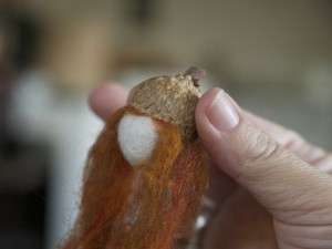 Nu laver vi en eventyrhat fra toppen af agern. Og for at skabe en krop, skal du tage et bump.