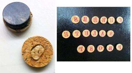 Jos opit aakkosia lasten kanssa, kokeile tehdä kotitekoisia korkkimagneetteja. Tämä materiaali on ympäristöystävällistä, joten se ei päästä myrkkyjä. Jo magneettien tekeminen kirjaimilla on jännittävä kokemus.