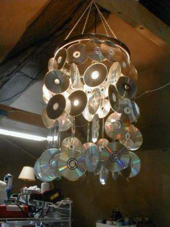 Moderní remeselníci vyrábajú nielen jednoduché predmety z diskov, ale dokonca aj lustre.