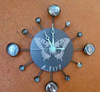 Chcete prekvapiť svojho priateľa originálnym remeslom? Hodinky z CD vám darcu budú dlho pripomínať, najmä ak sú vyrobené vlastnými rukami.