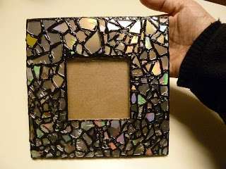 Dnes sa dá kúpiť veľa fotorámčekov, ale niekedy je ťažké nájsť rámčeky v rovnakom štýle. Najlepším riešením je vytvoriť rámček pre fotografiu sami.