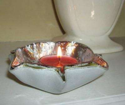 Ak kotúč trochu roztavíte, získate bizarný svietnik