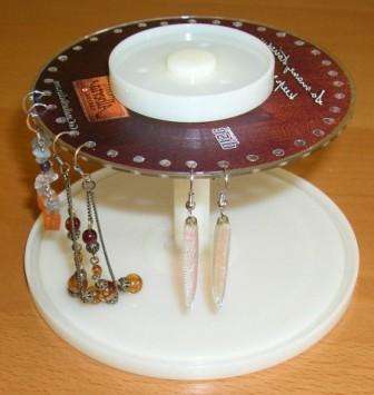 Každé dievča má veľa šperkov, ktoré sú niekedy udržiavané v neporiadku a navzájom si ich zamieňajú. Ak vyrobíte stojan z diskov, potom bude oveľa jednoduchšie nájsť vhodné náušnice k oblečeniu.