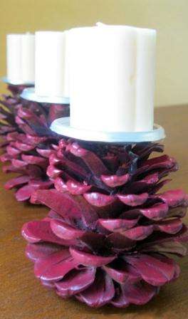 δημιουργήστε ρομαντισμό στο σπίτι με ένα κηροπήγιο κερί και κουκουνάρι