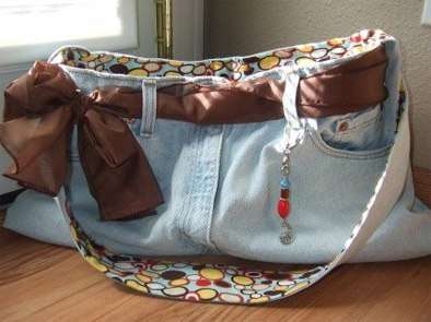 Toinen kiireellinen ongelma kaikenikäisille ja -kansallisille muodin naisille on käsilaukku, joka on tehty vanhoista vaatteista.