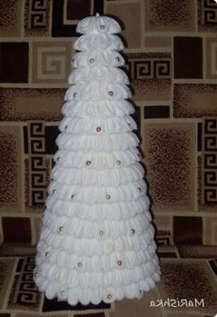 Liimaa pahvi liimalla ja odota, kunnes se kuivuu. Jotta runko olisi kestävämpi, liimaa pohjan sisäpuolelle pahvi- tai teippi. Koska puuvillapehmusteet ovat valkoisia, on parempi maalata kotelo valkoisella maalilla, jotta pahvin raidat eivät näy.