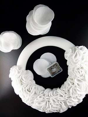 Ei ole tarpeen tehdä aihioita kuten edellisessä mestarikurssilla nitojalla. Puuvillapehmusteet voidaan kiinnittää vaahtoon ompeluneuloilla.