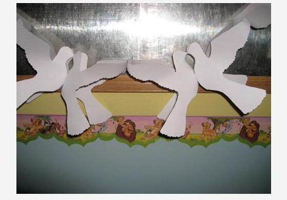 Leikattujen kyyhkysten määrä riippuu seppeleen halutusta pituudesta. Voit tehdä rakoja kyyhkynen vartaloon, jotta veneestä tulee alkuperäinen.